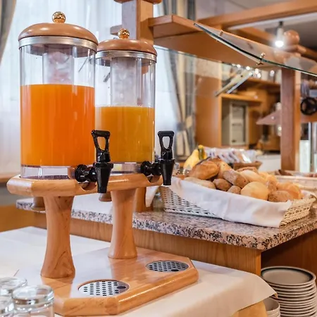 Lucia Hotel